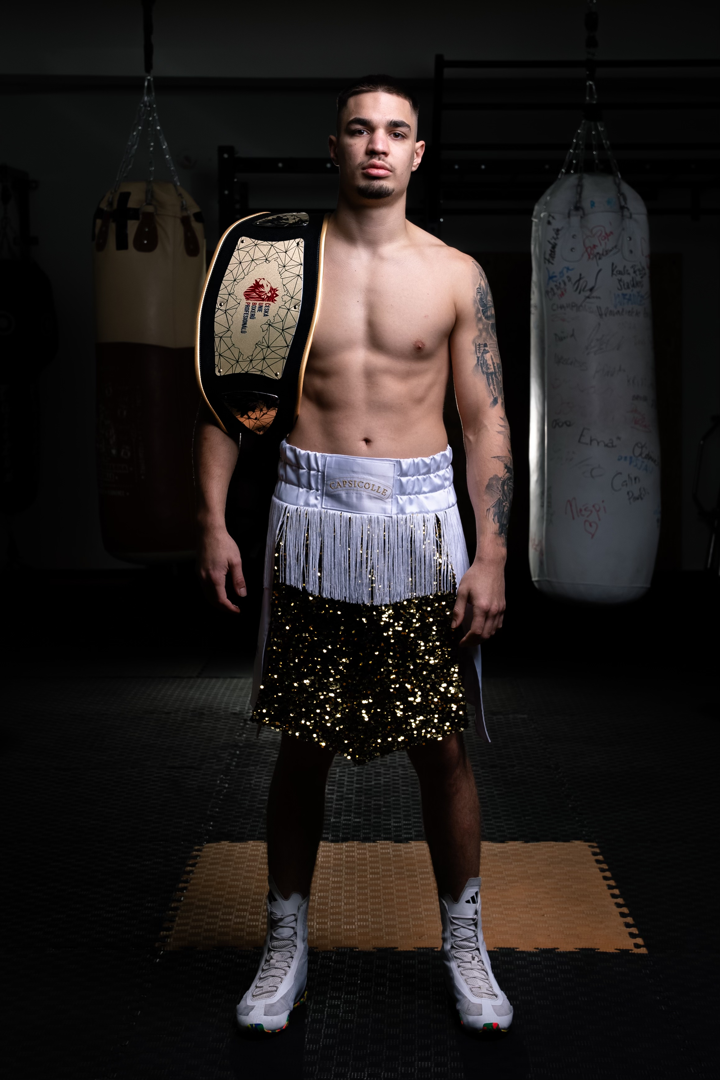 fotografie banán ve výstroji s mistrovským pásem na ramenou.