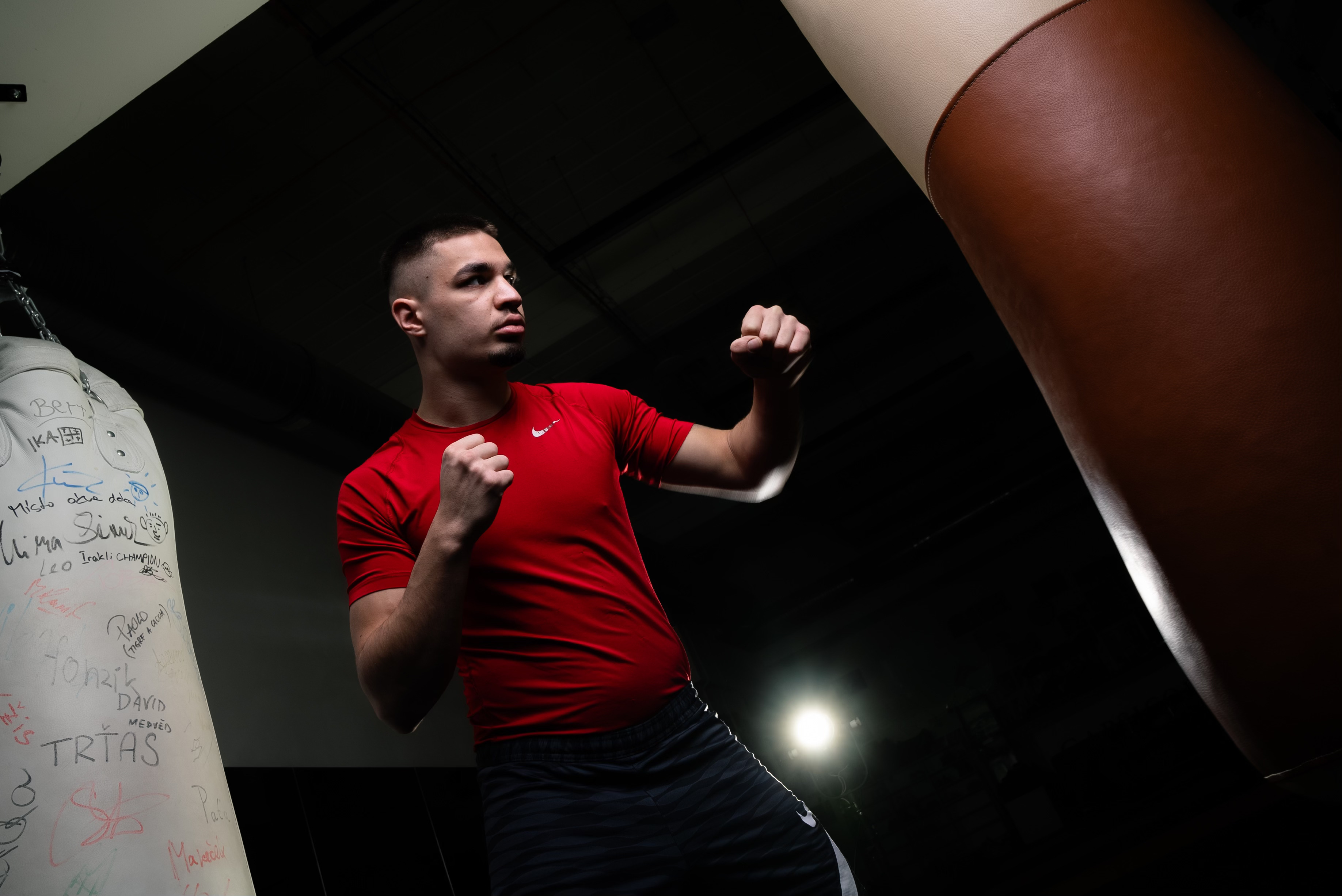 fotografie banán v tělocvičně při práci s boxovacím pytlem