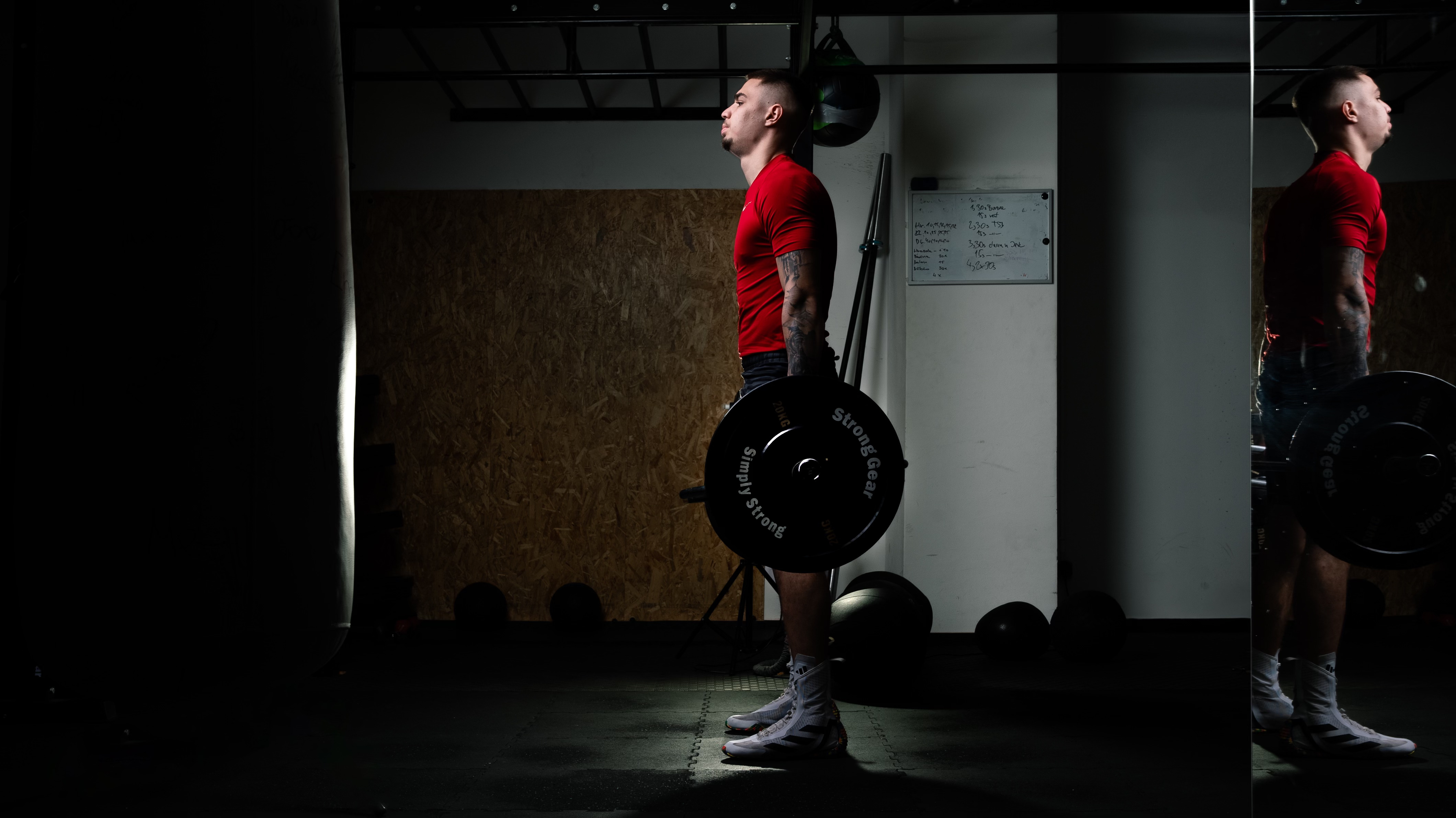 fotografie banán v tělocvičně dělá mrtvé tahy