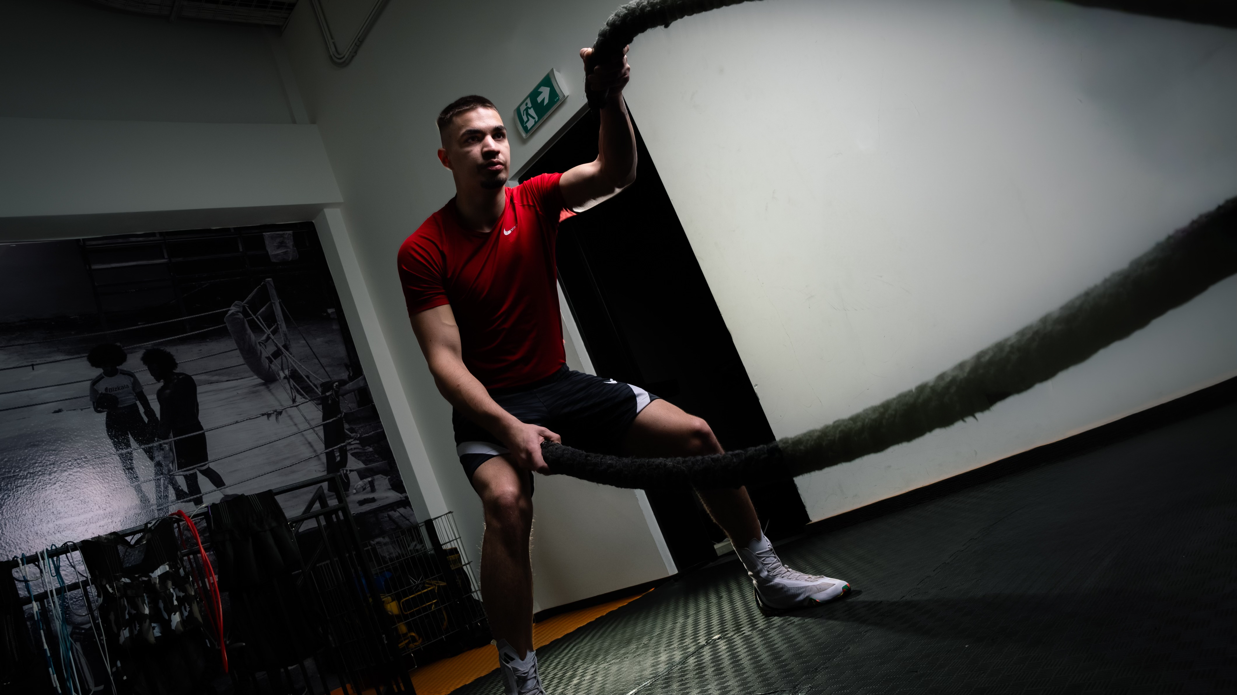 fotografie banán v tělocvičně dělá dvojité údery pažemi s bojovými lany