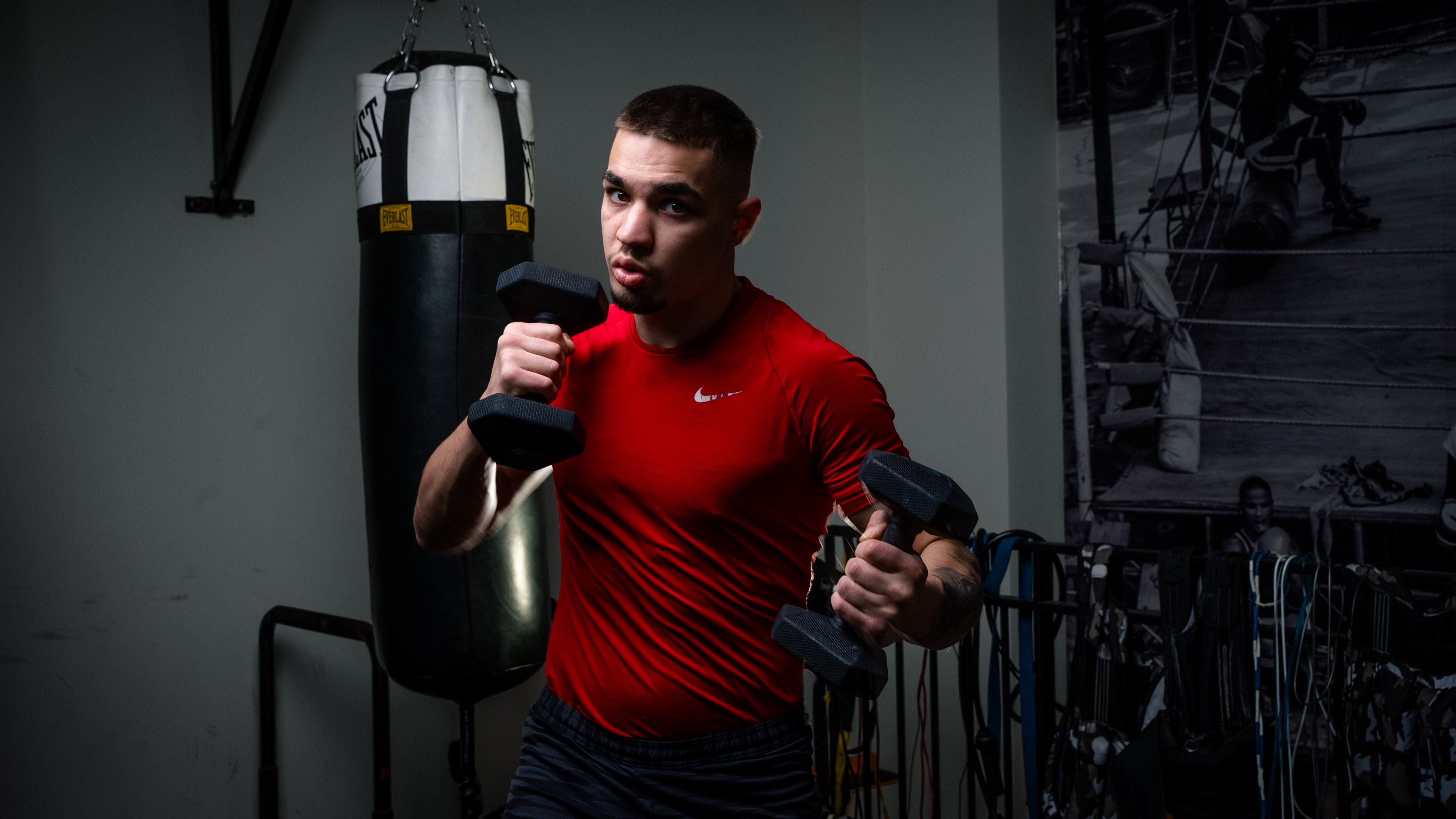 fotografie banán v tělocvičně házení rány s činkami v obou rukou.